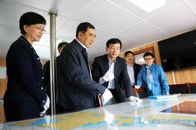 青島市人大常委會主任宋遠(yuǎn)方一行到青島海洋技師學(xué)院視察工作