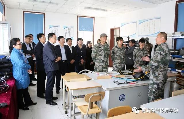 青島市人大常委會主任宋遠(yuǎn)方一行到青島海校視察工作