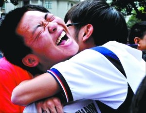 高考結(jié)束家長(zhǎng)“列隊(duì)”送鮮花 考生忙狂歡放松