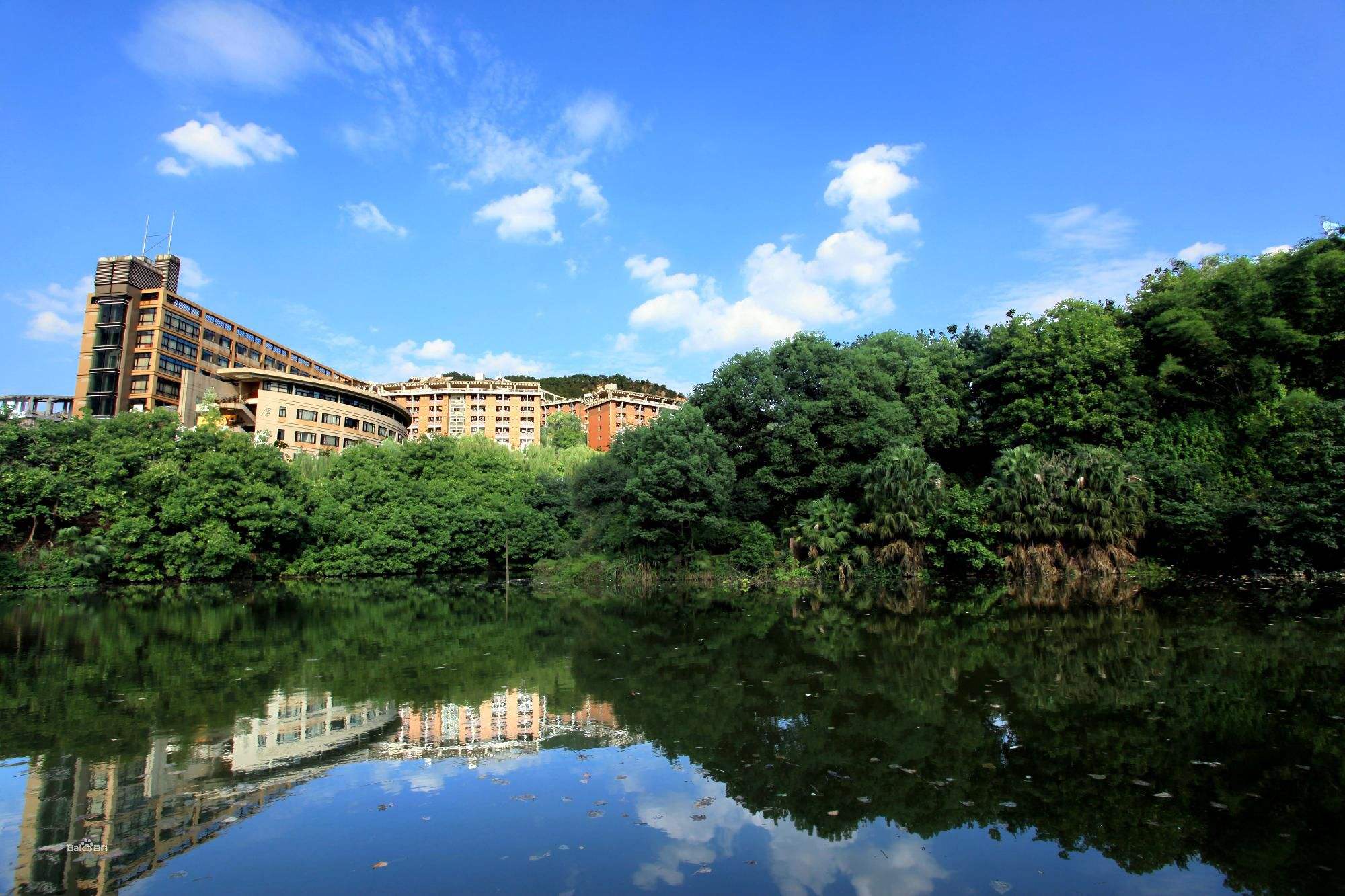 重慶市醫(yī)藥衛(wèi)生學校湖邊