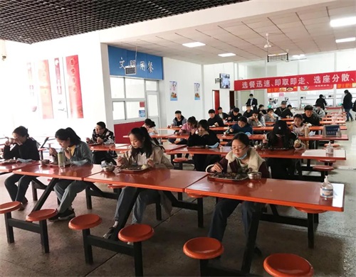 辛勤付出，暖心陪護(hù)：濟(jì)南應(yīng)用技術(shù)職業(yè)中等專業(yè)學(xué)校值班老師的一天