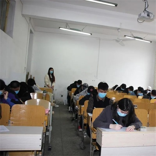 辛勤付出，暖心陪護(hù)：濟(jì)南應(yīng)用技術(shù)職業(yè)中等專業(yè)學(xué)校值班老師的一天