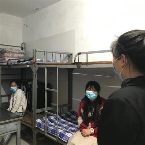 辛勤付出，暖心陪護(hù)：濟(jì)南應(yīng)用技術(shù)職業(yè)中等專業(yè)學(xué)校值班老師的一天