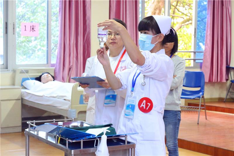 護士在病房工作