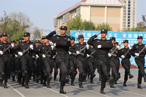 軍訓(xùn)閱兵展風(fēng)采，颯爽英姿致青春——金盾司法學(xué)?！皯c祝建國(guó)71周年暨2021年校閱式”大會(huì)隆重舉行