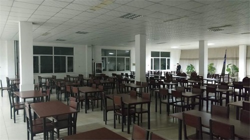 中國人民解放軍第四八零八工廠職業(yè)技術(shù)學(xué)院管理嚴(yán)嗎？