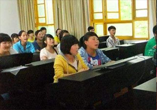 資陽師范學(xué)校工會組織三八婦女節(jié)座談會