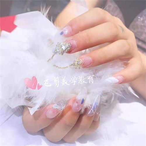 德州飛剪美容美發(fā)學(xué)校的美甲班學(xué)習(xí)時間長嗎？