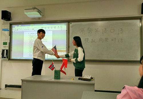 重慶運(yùn)輸職院學(xué)生在課堂上模擬商務(wù)英語會話