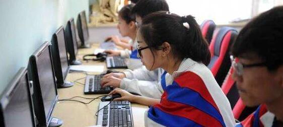 　　 　　關于志愿填報前的準備 　　一是搜集院校資料，了解招生政策，熟悉有關規(guī)定，了解院校招生章程； 　　二是查詢有關院校、專業(yè)近幾年在各批錄取分數(shù)和錄取考生的位次情況； 　　三是了解今年在本省市招生的學校、專業(yè)、人數(shù)； 　　四是了解自己平時成績、模擬成績在全省、市的位次； 　　五是了解本人體檢結果，避開限報的學校、專業(yè)。 　　 　　關于平行志愿 　　 　　● 什么是平行志愿？ 　　所謂平行志愿，即指采用平行志愿錄取投檔，考生在同一位置所選的A、B、C、D等志愿之間是平行關系。即改以往的“志愿優(yōu)先”為“分數(shù)優(yōu)先”，將達到批次錄取低控制分數(shù)線的考生，按考生成績從高分到低分的順序，由計算機對每個考生所填報的平行院校志愿，依次檢索。 　　 　　● 平行志愿與順序志愿的區(qū)別是啥？ 　　平行志愿的投檔原則是“分數(shù)優(yōu)先，遵循志愿，一次投檔”。順序志愿的投檔原則是“志愿優(yōu)先，從高分到低分”，把考生的高考志愿作為錄取投檔的第一要素，大程度地滿足考生的志愿要求。 　　 　　● 平行志愿有何特點？ 　　一是分數(shù)優(yōu)先。在檢索考生志愿前，首先將所有考生分科類按總分從高到低排序。 　　二是遵循志愿?？忌顖蟮娜舾蓚€院校志愿有邏輯順序。 　　三是一次性投檔。即按各招生院校確定的投檔比例，將符合條件的考生電子檔案投檔給各招生院校。