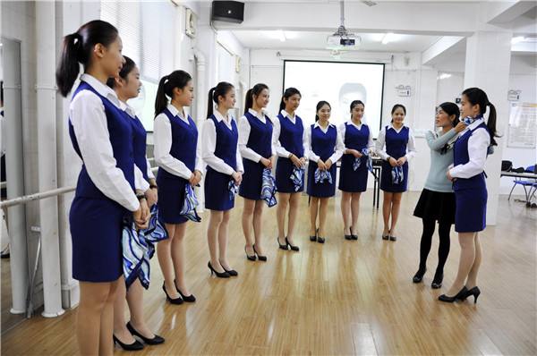 為什么到藍海職業(yè)學校學習酒店服務與管理？
