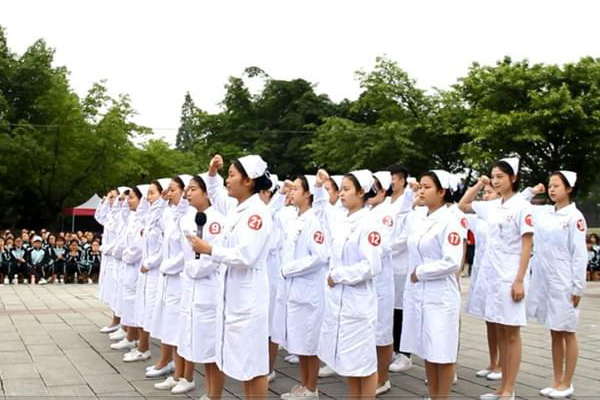  男生學習護理專業(yè)就業(yè)前景怎么樣_貴陽衛(wèi)校