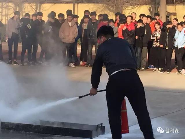 德州普利森技校開展使用滅火器現(xiàn)場(chǎng)演練活動(dòng)