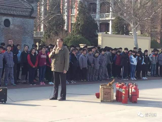 德州普利森技校開展使用滅火器現(xiàn)場(chǎng)演練活動(dòng)