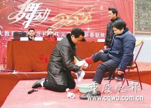 校長當(dāng)眾下跪為母洗腳 稱學(xué)生感恩之心太淡薄